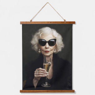 Elegante ältere Frau mit Champagner Wandteppich Mit Holzrahmen