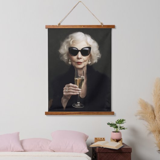 Elegante ältere Frau mit Champagner Wandteppich Mit Holzrahmen (Schlafzimmer)