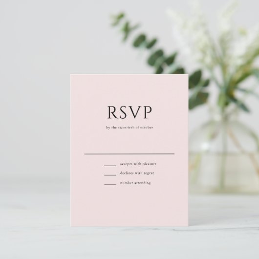 Elegante Anfangsskriptmonogramm Blush Pink Hochzei RSVP Karte (Stehend Vorderseite)