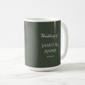 Elegante, anpassbare olivgrüne Hochzeit  Kaffeetasse (VorderseiteRechts)