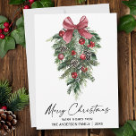 Elegante Aquarellkiefern Kalligraphie Weihnachten<br><div class="desc">Moderne Elegante Kalligraphie Tinte Aquarellfarben Winter Greenerie mit Burgundy Red Ribbon Bow Weihnachtsschmuck,  Pine Cones und Holly Berries Frohe Weihnachtskarte</div>