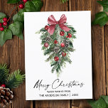 Elegante Aquarellkiefern Kalligraphie Weihnachten<br><div class="desc">Moderne Elegante Kalligraphie Tinte Aquarellfarben Pines Wintergrün mit Burgundy Red Ribbon Bow Weihnachtsschmuck,  Pine Cones und Holly Berries Frohe Weihnachtskarte</div>