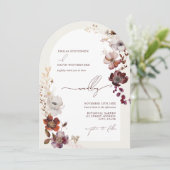 Elegante Arch Burgund Blumenhochzeit Einladung (Stehend Vorderseite)