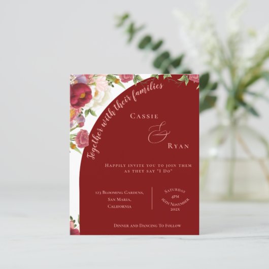 Elegante Arch Red Peach Floral Wedding Einladung (Stehend Vorderseite)