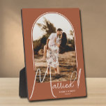 Elegante Arch Terracotta Hochzeit Foto Fotoplatte<br><div class="desc">Ein besonderer Sake zeigt Ihr Foto in einem eleganten Bogendesign mit dem Text "Verheiratet" in schicken Texten,  Ihren Namen und Ihren Hochzeitstag. Ein wunderschönes Geschenk für Ihre Familie und ein fantastisches Gedächtnis,  das Sie auf Ihrer eigenen Zuhause ausstellen können. HINTERGRUND Farbe kann geändert werden! MEHR FARBEN in unserer Sammlung.</div>