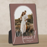 Elegante Arch Wedding Foto Rose Taupe Fotoplatte<br><div class="desc">Ein besonderer Keepake zeigt Ihr Foto in einem eleganten Bogen-Design mit dem Text "Verheiratet" in schicken Text zusammen mit Ihren Namen und Hochzeitstag auf einer Rose taupe Hintergrund. Ein wunderschönes Geschenk für Ihre Familie und ein fantastisches Gedächtnis, das Sie auf Ihrer eigenen Zuhause ausstellen können. HINTERGRUND Farbe kann geändert werden!...</div>