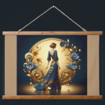Elegante Art Deco Frauen in Gold und Blauer Metal  Wandteppich Mit Holzrahmen<br><div class="desc">Diese atemberaubende Kunst-Deko-Abbildung erfasst die zeitlose Eleganz einer posierten Frau in einem fließend marineblauen Gewand, das mit aufwändigen goldenen Blumendekorationen geschmückt ist. Gerahmt von einem luxuriösen goldenen Bogen mit verzierten Dekorationsmustern und zarten Blume in Blau und Gold, strahlt die Komposition Eleganz und Vintagen Glamour aus. Die harmonische Mischung aus Farben...</div>