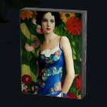 Elegante Art Deco Frauen mit großer Blume Kunst, D Holzkisten Schild<br><div class="desc">Gefühl extravagant? Dieses Meisterwerk im Art-Déco-Stil ist ein echtes Highlight! Die rauschenden 20er mögen vorbei sein,  aber der Glamour lebt in diesem atemberaubenden Stück weiter. Die aufwändigen Details und die lebhaften Farben der Blume werden Ihnen Gefühl wie ein echter Gatsby verlassen.</div>
