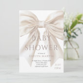 Elegante Beige Bow Gender Neutral Baby Dusche Einladung (Stehend Vorderseite)