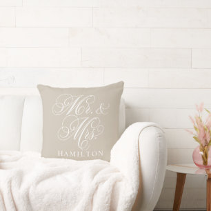 Elegante beige Mr-und-Mrs-Script-Hochzeit Kissen
