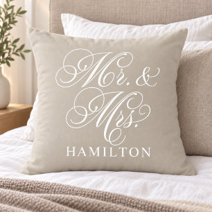 Elegante beige Mr-und-Mrs-Script-Hochzeit Kissen