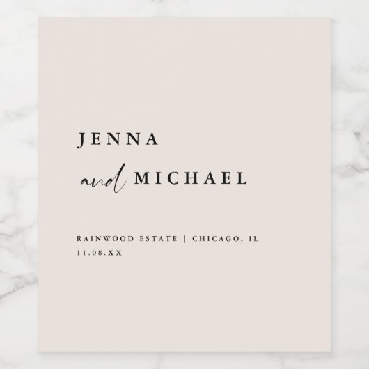 Elegante Beige Script Wedding Names Custom Weinetikett (Einzelnes Label)