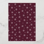 Elegante Berry and Gold Snowflake Folieneinladung (Rückseite)