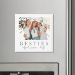 Elegante Besties Best Friend Foto Magnet<br><div class="desc">Dieser schlichte und elegante boho-inspirierte Anziehungspunkt für das Foto ist eine wunderschöne Art, während der Ferien Freundschaft zu feiern. Die Vorderseite bietet Platz für ein beliebtes Foto, darunter "Besties" in einem klassischen Serif-Schriftart, und Soft Script-Text, um Ihre Namen oder eine kurze Nachricht hinzuzufügen. Er ist mit einem weißen Hintergrund und...</div>