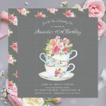 Elegante Birthday Tea Einladung<br><div class="desc">Teebecher aus Vintager China mit hübschem,  rosafarbenem Set auf grauem Leinenboden für ein Party zum Geburtstag.</div>