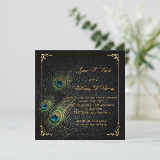 Elegante Black and Gold Peacock Wedding Einladung (Stehend Vorderseite)