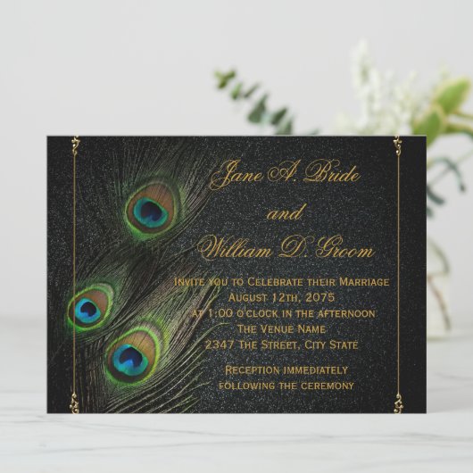 Elegante Black and Gold Peacock Wedding Einladung (Stehend Vorderseite)