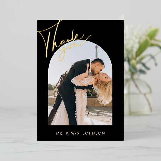 Elegante Black Arch Script Wedding Dankeschön Card Folieneinladung (Stehend vorne)