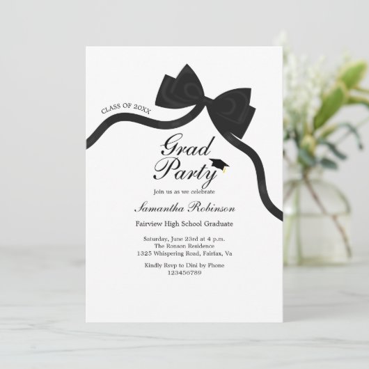 Elegante Black Bow Graduation Party Einladung (Stehend Vorderseite)