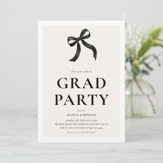 Elegante Black Bow Graduation Party Einladung (Stehend Vorderseite)