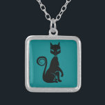 Elegante Black Cat Versilberte Kette<br><div class="desc">Elegante schwarze Katze posiert mit einer Pfote erhöht. Hat einen niedlichen,  lockigen Schwanz und trägt einen extravaganten Scherz.</div>