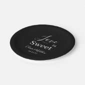 Elegante Black Classic Liebe ist süße Hochzeit Pappteller (Schrägansicht)
