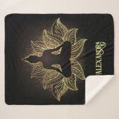 Elegante Black Gold Buddha Lotus Blume Meditation Sherpadecke (Vorderseite (Horizontal))