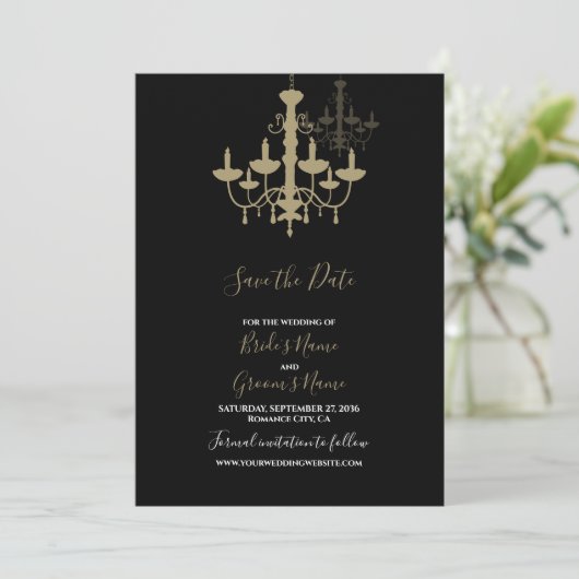 Elegante Black Gold Chandelier Wedding Save The Date (Stehend Vorderseite)