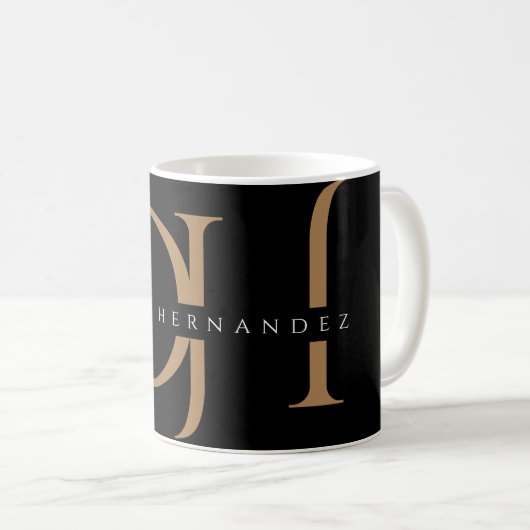 Elegante Black Gold Initials Monogram Modern Custo Kaffeetasse (VorderseiteRechts)