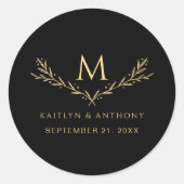 Elegante Black & Gold Monogram Kranz-Gastgeschenk  Runder Aufkleber (Vorderseite)