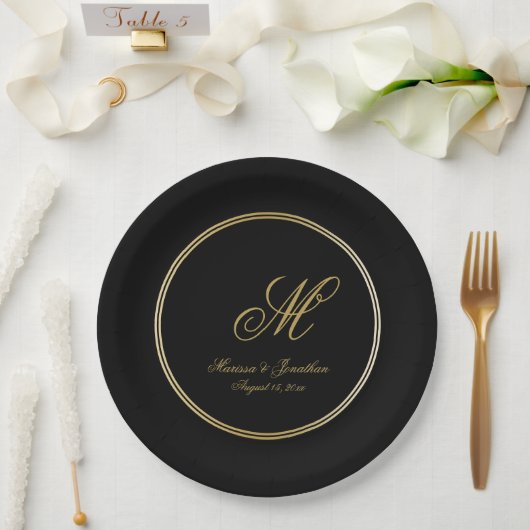 Elegante Black Gold Monogram Script Hochzeit Pappteller (Hochzeit)