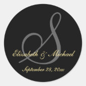 Elegante Black Gold Monogram Wedding Save the Date Runder Aufkleber (Vorderseite)