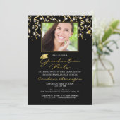 Elegante Black Gold Script Confetti Graduate Invit Einladung (Stehend Vorderseite)