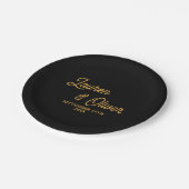 Elegante Black Gold Script Minimalistisch Wedding Pappteller (Schrägansicht)