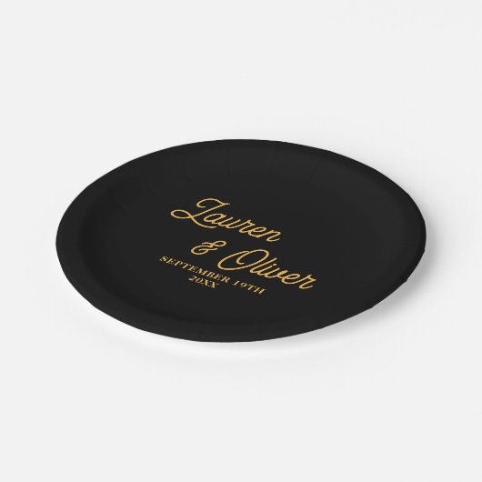 Elegante Black Gold Script Minimalistisch Wedding Pappteller (Schrägansicht)