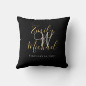 Elegante Black-Gold-Script Monogram-Hochzeit Kissen (Rückseite)