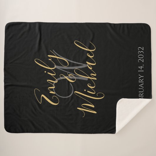 Elegante Black-Gold-Script Monogram-Hochzeit Sherpadecke (Vorderseite (Horizontal))