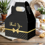 Elegante Black & Gold Überraschung Geburtstagspart Geschenkschachtel<br><div class="desc">Feiern Sie stilvoll mit diesen raffinierten Schwarz-Gold-Gefälligkeitsboxen! Diese Einladung,  die für einen unvergesslichen Geburtstag konzipiert wurde,  verbindet Klasse und Spannung und ist somit perfekt für jede Feier. Einige der visuellen Elemente dieses Designs stammen von Freepik.</div>