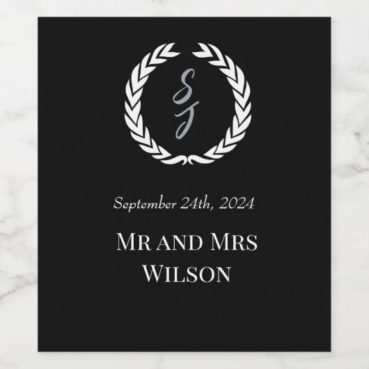 Elegante Black Monogram Wreath Wedding Weinetikett (Einzelnes Label)