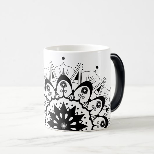 Elegante Black Script Letter Mandala Magic-Tasse Verwandlungstasse (VorderseiteRechts)