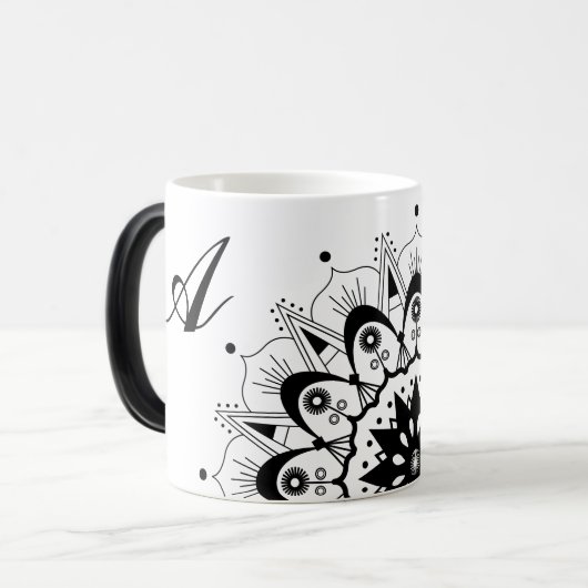 Elegante Black Script Letter Mandala Magic-Tasse Verwandlungstasse (Vorderseite Links)
