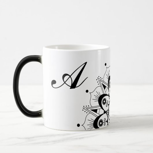Elegante Black Script Letter Mandala Magic-Tasse Verwandlungstasse (Links)