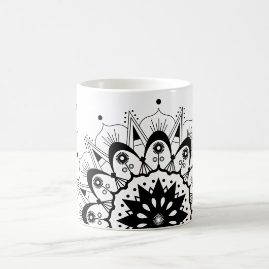 Elegante Black Script Letter Mandala Magic-Tasse Verwandlungstasse (Mittel)