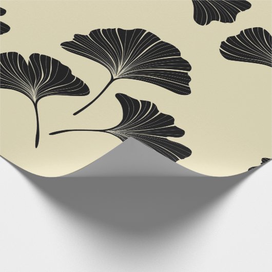 Elegante Blätter in schwarz-beige-Ginkgo Geschenkpapier (Ecke)