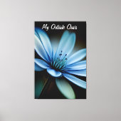 Elegante blaue Blume auf schwarzem Hintergrund Leinwanddruck (Vorderseite)