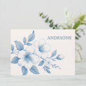 Elegante blaue Blumen im Hintergrund Dankeskarte (Stehend Vorderseite)