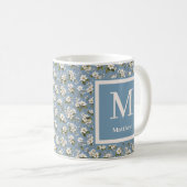Elegante blaue Blumenblüten-Monogramm Kaffeetasse (VorderseiteRechts)