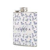 Elegante Blaue Pferde Mit Monogramm Erstgeschenke Flachmann (Links)