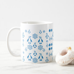 Elegante blaue Pinguine mit Schneeflocken Kaffeetasse