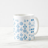 Elegante blaue Pinguine mit Schneeflocken Kaffeetasse (VorderseiteRechts)